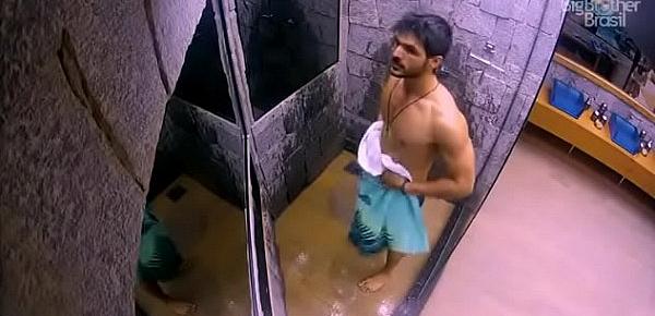  BBB18 - Lucas tomando banho e volume na cueca branca - Insta @musculoduroblog 